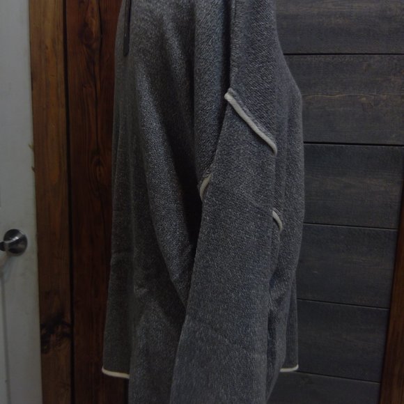 Two-tone sold round neck sweater top with piping detail Flowy - Picture 12 of 15